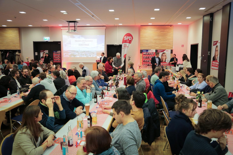 SPD Ortsverein Erbendorf-Wildenreuth: Zuhörer bei der SPD-Wahlkampfveranstaltung in der Stadthalle, Foto:  Dötterl, 2026.