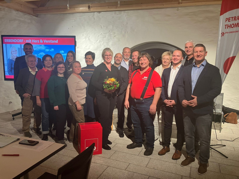 Petra Thomas (Mitte mit Blumenstrauß) zusammen mit ihrem Team, das für die Kommunalwahl 2026 in Erbendorf antritt;