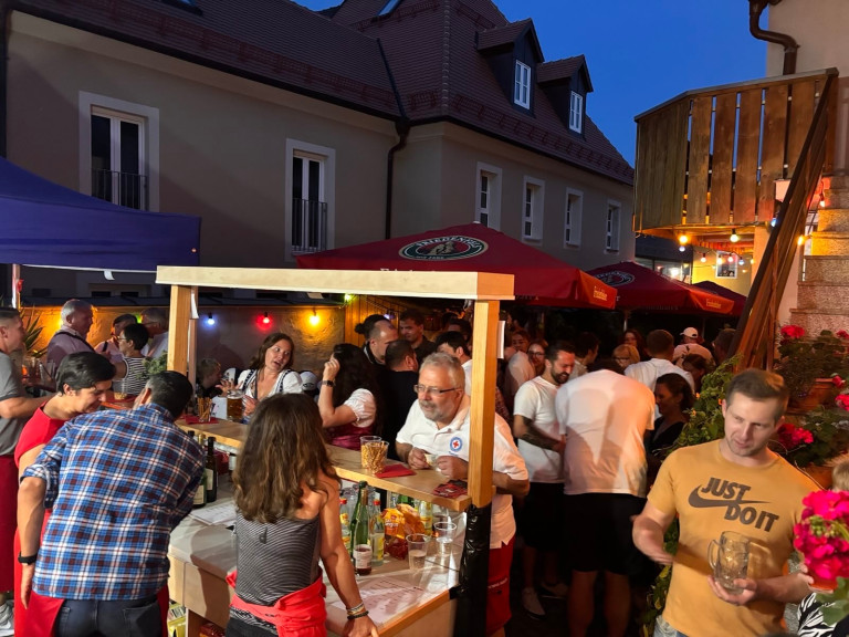 Sehr gut besuchte SPD Weinlaube beim Erbendorfer Bürgerfest 2025